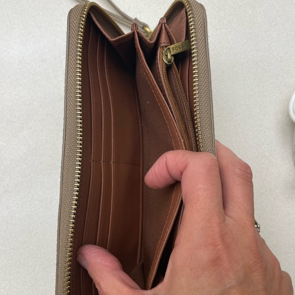 Fossil large silverish gold leather wristlet wallet - Picture 10 of 13